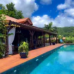 Acomat-Matata Green Luxury Lodge
